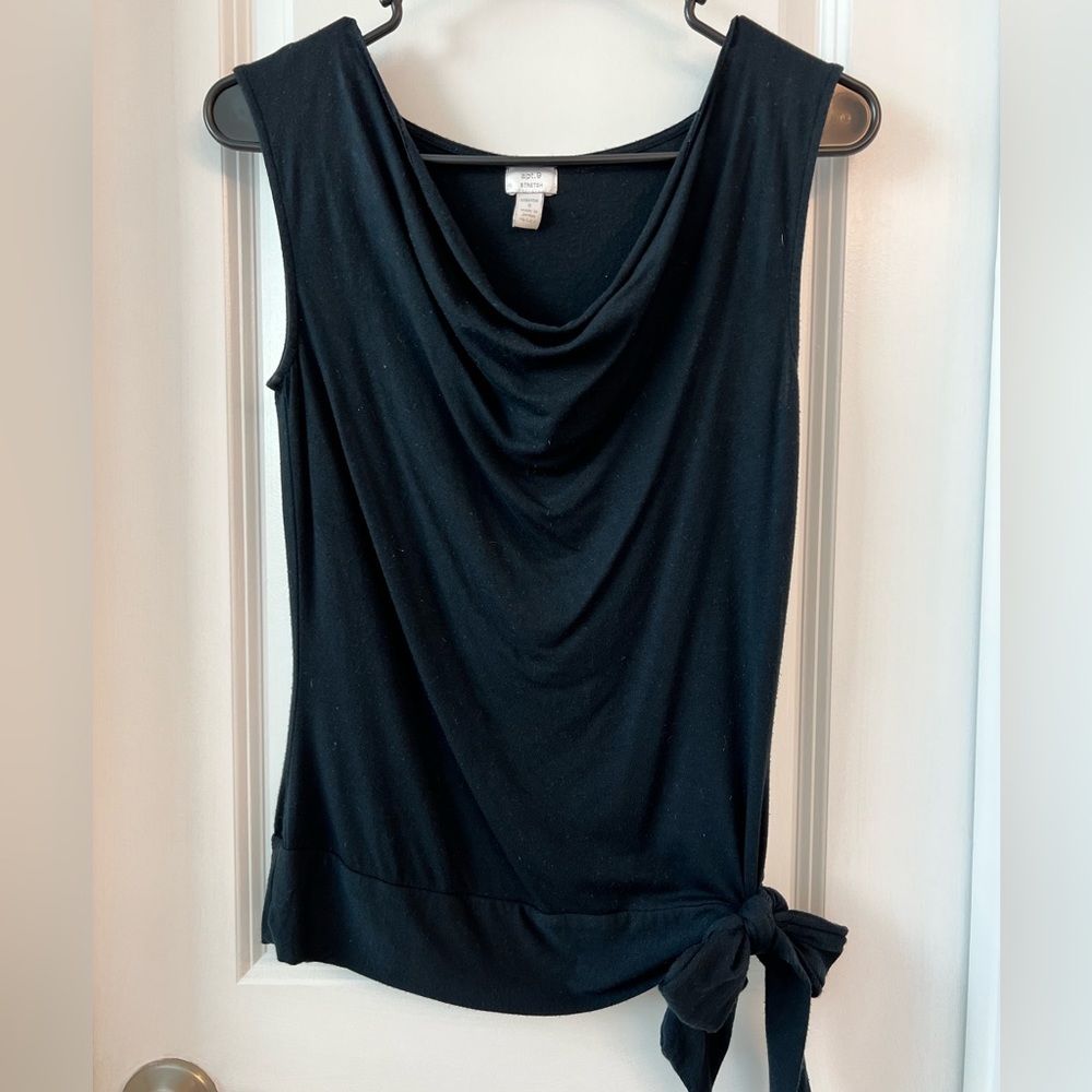 Black sleeveless shirt with tie accent